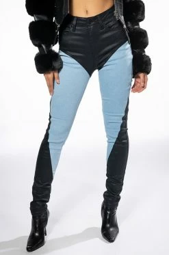 THE WAY SHE MOVES SKINNY JEANS